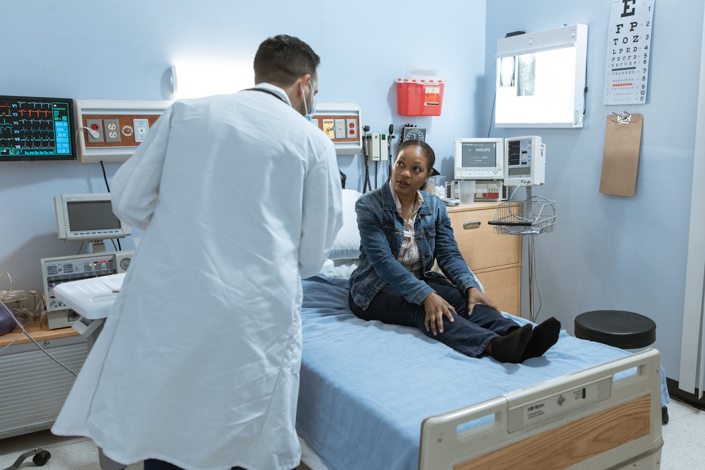 Médico y paciente en consulta: valoración clínica general y seguimiento