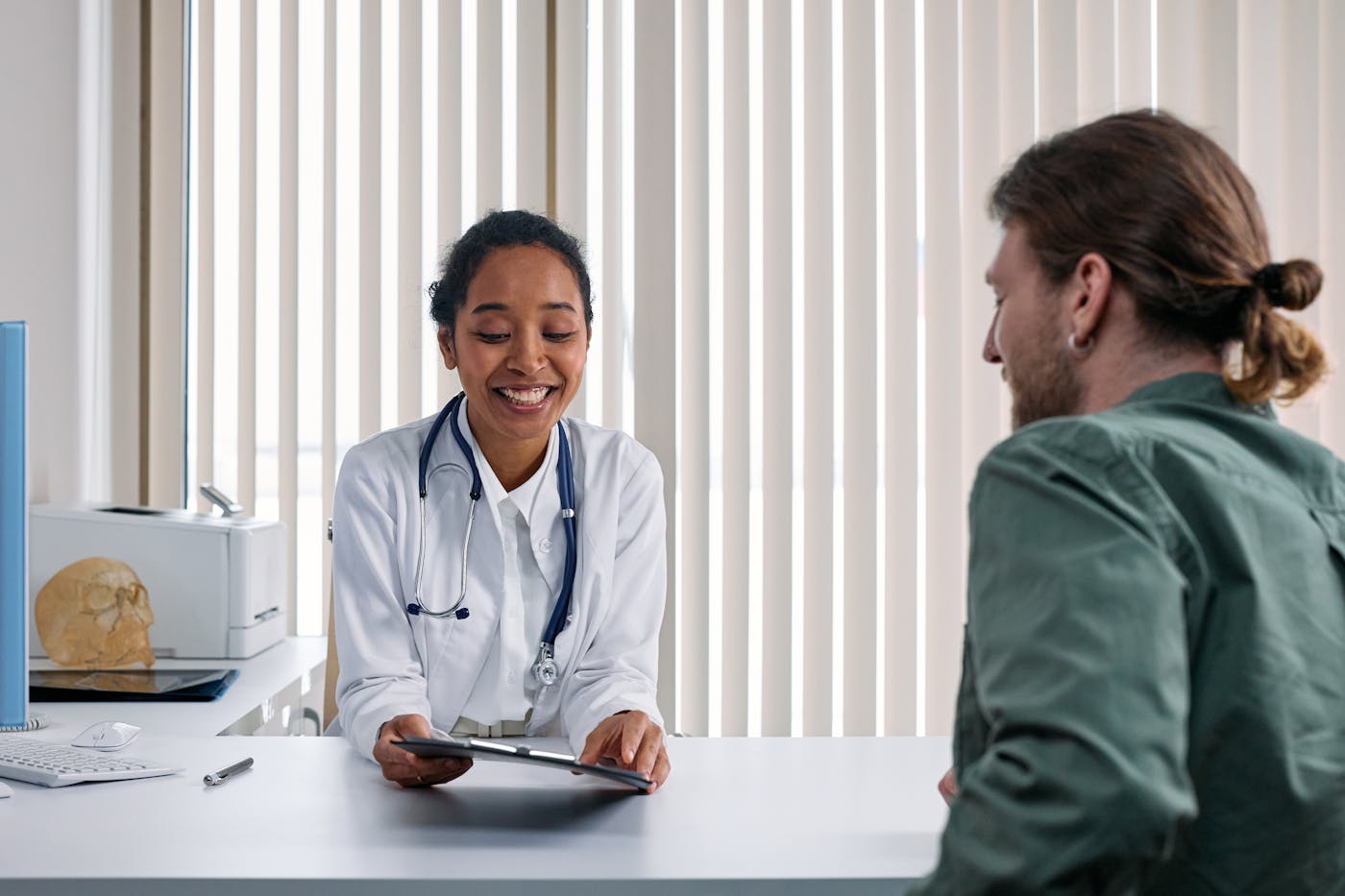 Consulta médica con enfoque en salud femenina y confianza entre médica y paciente